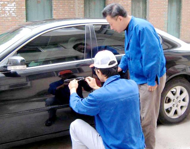 西乡汽车钥匙丢在车里面怎么办?